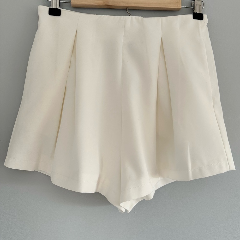 Tobi Dressy Pleated White Shorts